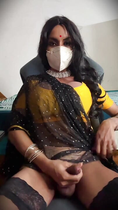 Crossdresser si honí v Sárí