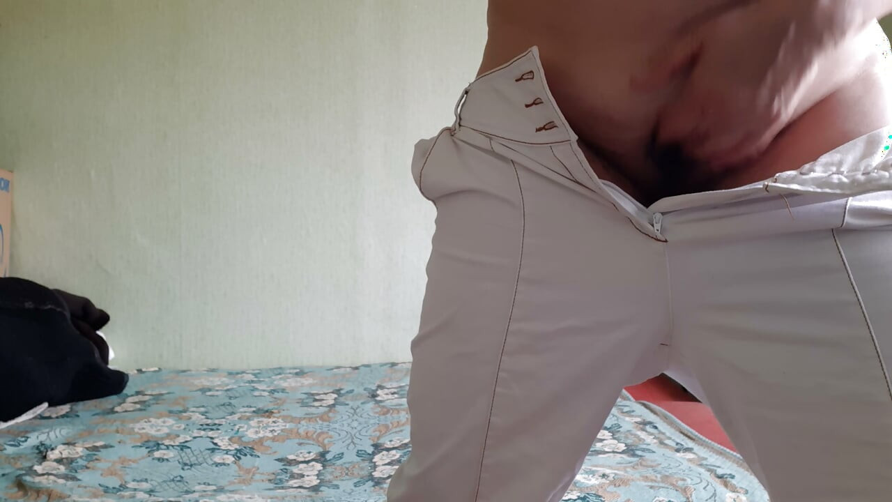 Sebelum kerja pada waktu pagi, aku melancap dengan kuat
