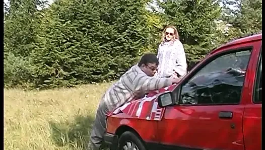 Büyük memeli sarışın amcığı açık havada yalıyor ve çarpıyor