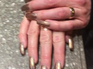 Lång fyrkantig spets vackra naglar i en iriserande färg