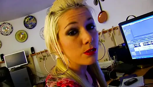 Büyük memeli sarışın dövmeli kız götünü parmaklıyor