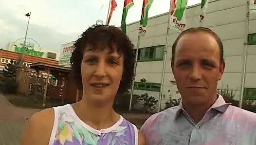 Бабушка сосет коренастый член, затем трахается в кустах