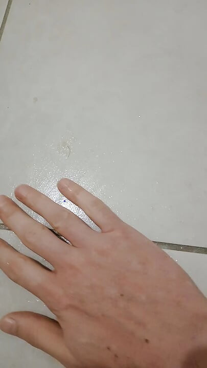 Aku bermain dengan mani muncrat besarku