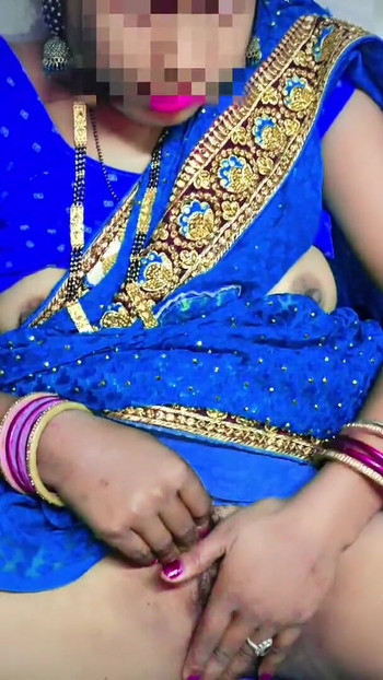 Αξέχαστη στιγμή από το "Village bhabhi masterbuting and cum eating"