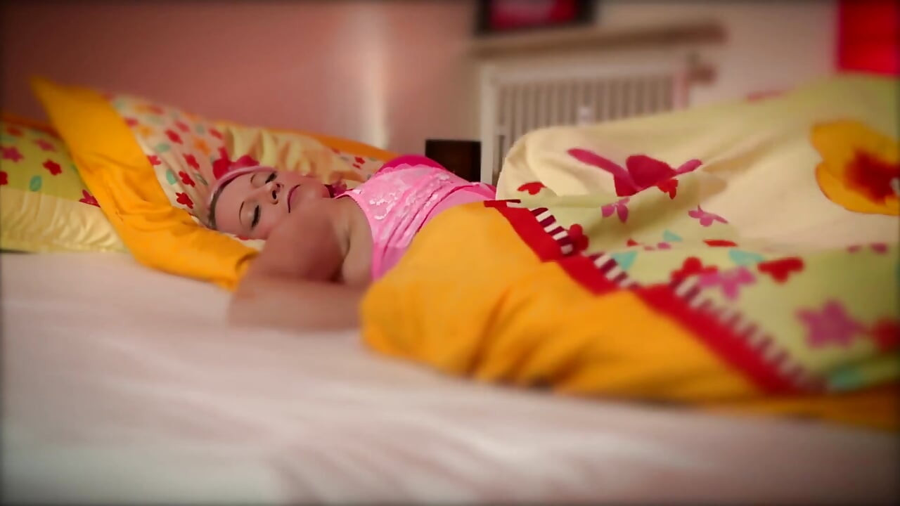 Rosahaariges Schätzchen Lutscht Schwanz Wild Im Schlafzimmer