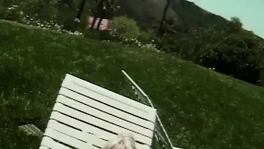 Blonde Schönheit masturbiert im Garten