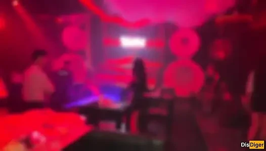 Aku dientot habis-habisan sama pacarku di klub malam dan diajak aku ke toilet publix untuk seks anal