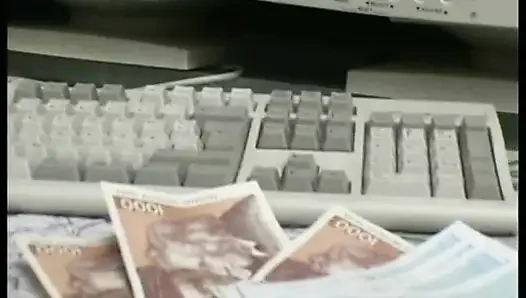 Kıvırcık saçlı sarışın kıllı amını parmaklatıyor