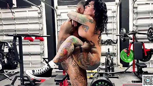 Seks Di Gym! Bianca Bailee yang Luar Biasa Mengendarai Kontol Besar Jason Luv dan Menampung Cumshot-nya!