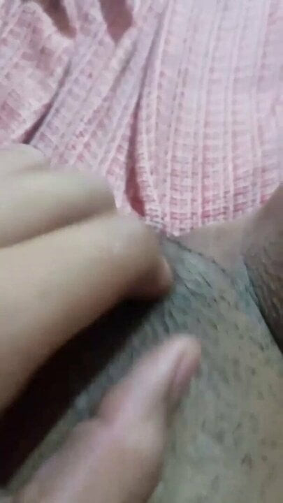 Solo stunner fingering her delicious pussy in sexy close up
