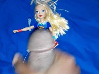 Supergirl-Puppe wird vollgespritzt