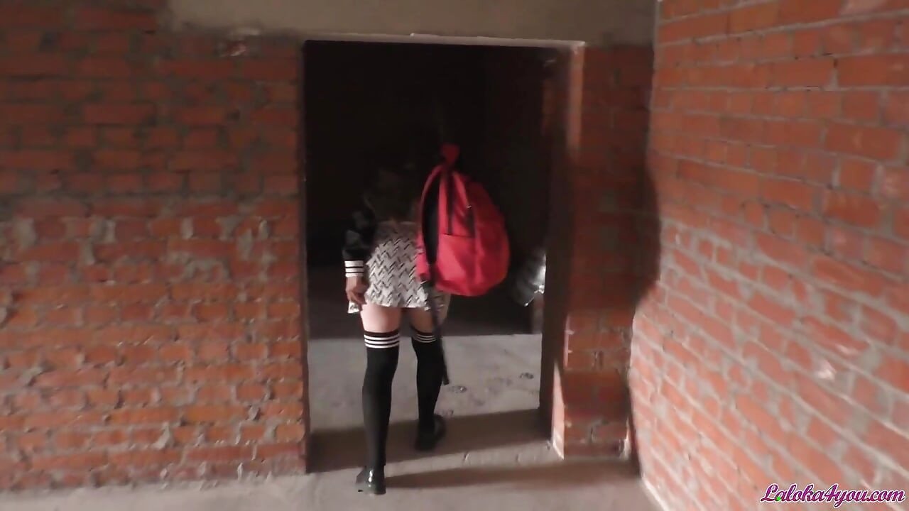 学生在废弃的房子里抽烟, 吮吸陌生人的鸡巴和啪