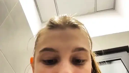 Öffentlicher blowjob mit viel Speichel