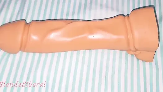 Lagi asik muasin memeknya pakai dildo ukuran XL