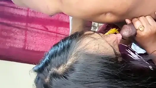 Üvey erkek kardeş penisini üvey kız kardeşinin ağzına sokuyor ve ağzına boşalıyor