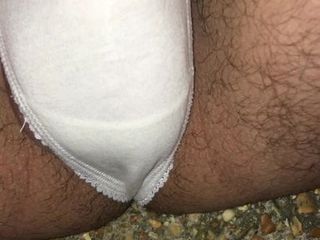 在我的白色棉丁字裤里撒了一点尿