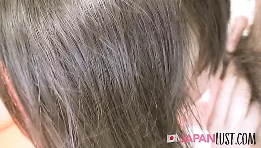 Nenek jepang yang pucat dengan lingerie hitam seksi