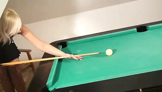 Cewek seksi rambut pirang lagi pamer tubuh aduhainya