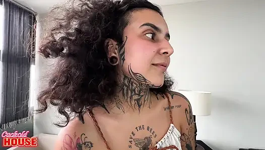 Bu Çok Yaramaz Evli Kadın, Hiçbir Yerini Tıraş Etmemesine Rağmen, Cuckold House'da Vajinasını Ve anüsünü Verdi
