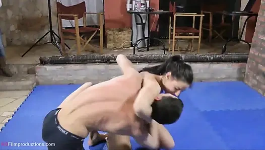 Athina ve Sunny - güreş