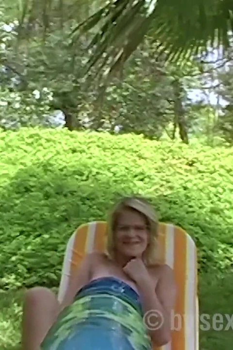 Rubia sexy estropea una polla enorme en Mallorca