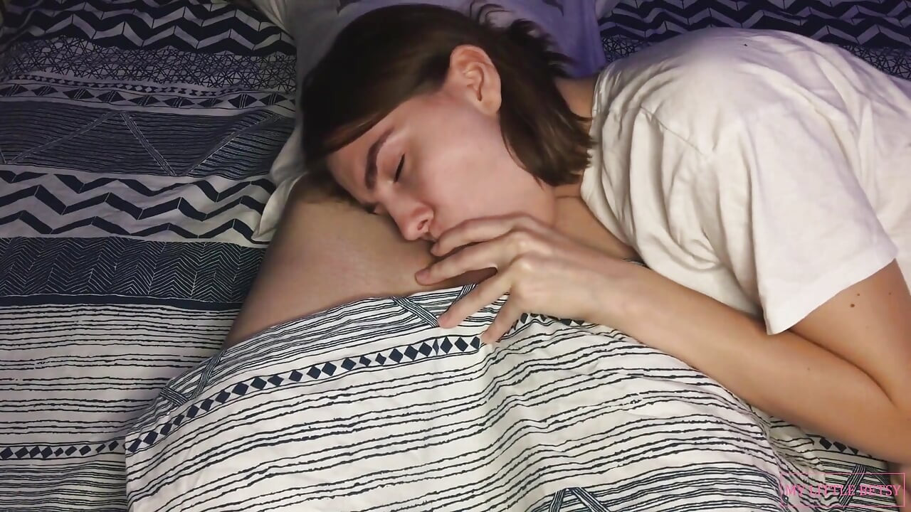 Tonårs styvdotter gör söt avsugning och sväljer alla min sperma