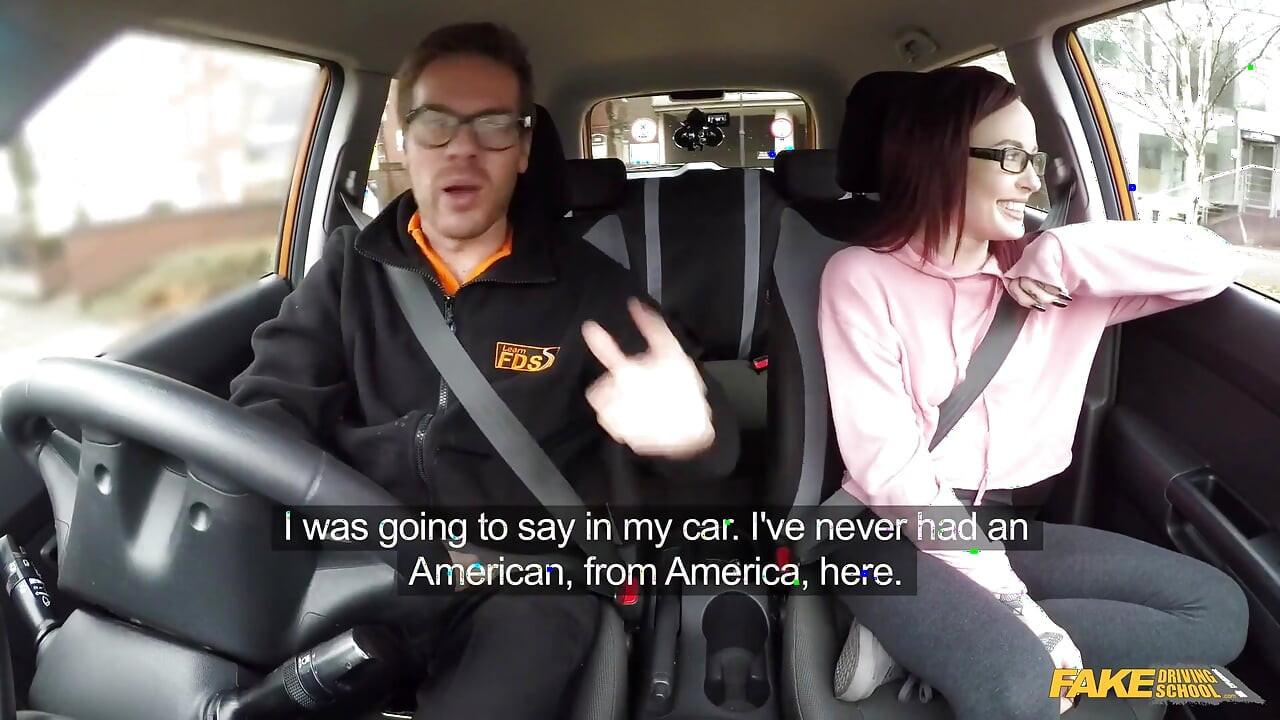 Fake driving school - wilde & freche zierliche amerikanerin Chloe Carter strippt in einem Auto mit Ryan & bittet einen harten anal-poke