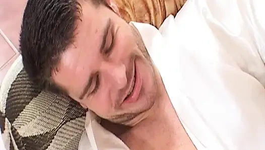 Немецкую блондинку-пуму с натуральными формами трахают в анал