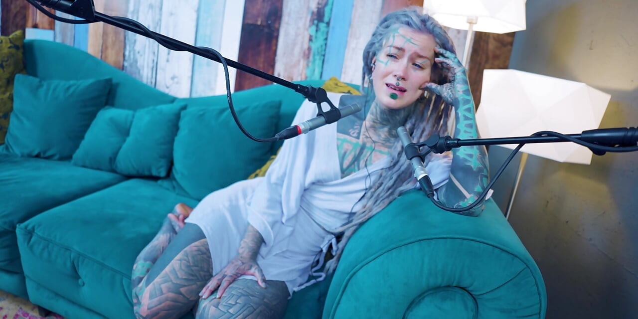 Jeg taler om L - LOVE - ASMR podcast SFW taler goth tynd pige dreadlocks tatovering model blæk pige