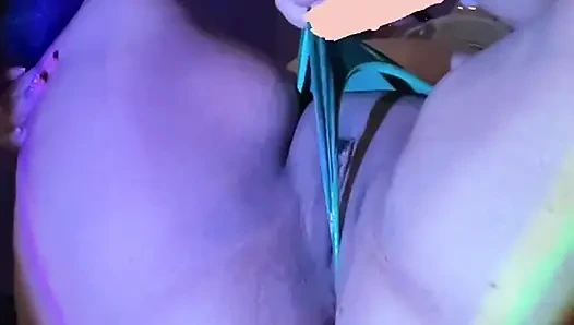 Листочковая девушка носит новые трусики и чулки и погружает их в богатый оргазм