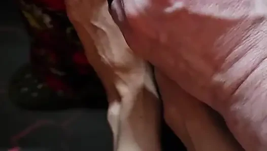 Melove si cewek seksi dengan kaki mungil lagi bersih-bersih