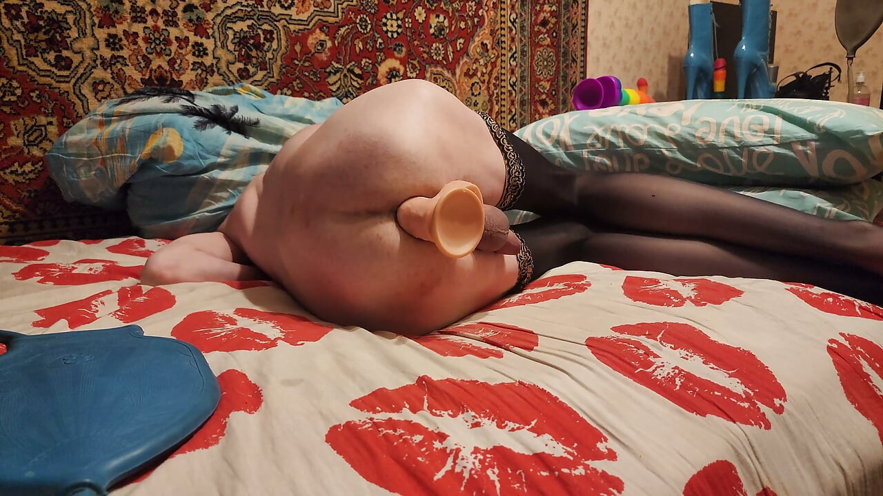 Un tío se mete un dildo en el culo y hace gape anal