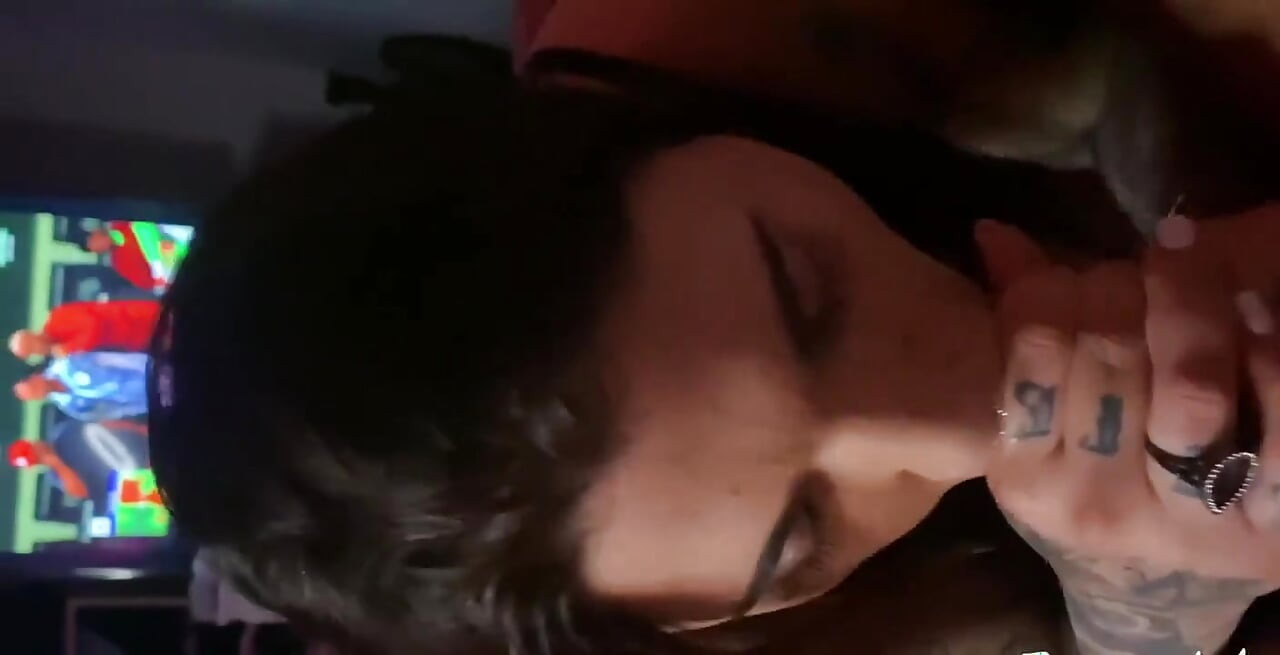 J'ai interrompu mon copain qui regardait le match de football pour sucer son énorme bite