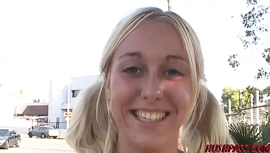 Öffentliche nacktheit an der tankstelle bekommt goldie coxx ganz gepumpt