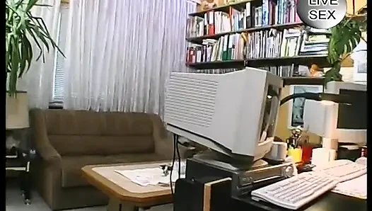 Çoraplı esmer orta yaşlı seksi kadın sakso çekmeden önce amcığıyla oynuyor