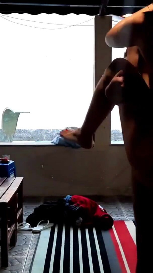 Tytärpuoli tupakoi takapihalla ja hänen isäpuolensa vietteli hänet, kunnes hän harrasti seksiä hänen kanssaan | Klippi 2