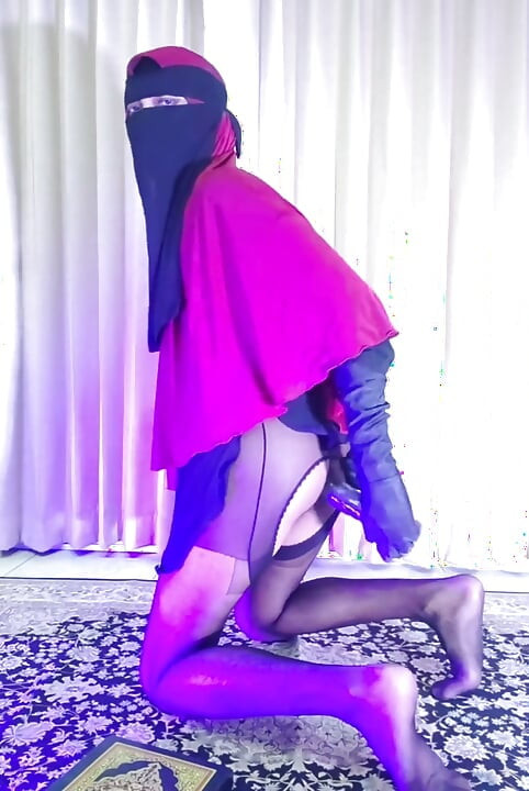 Arab Crossdresser Fuck Dildo