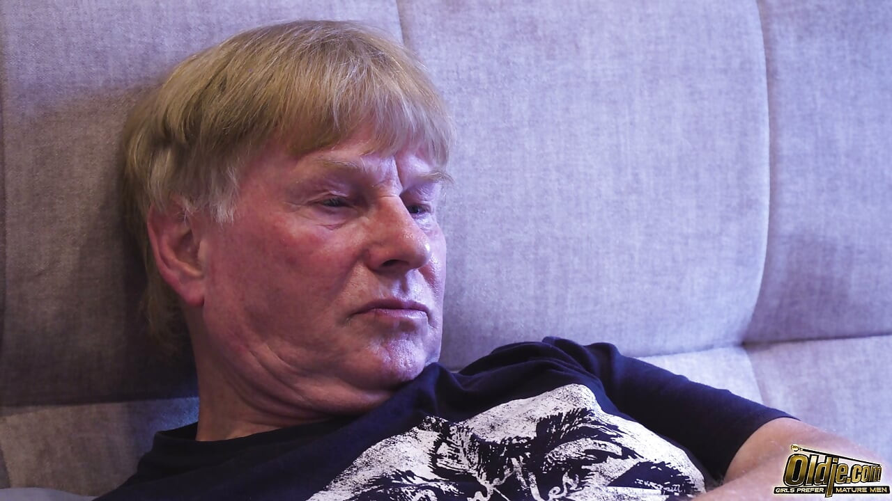 He Was Just Watching Porn... Until She Walked In To Get Fucked-Oldje Exclusive