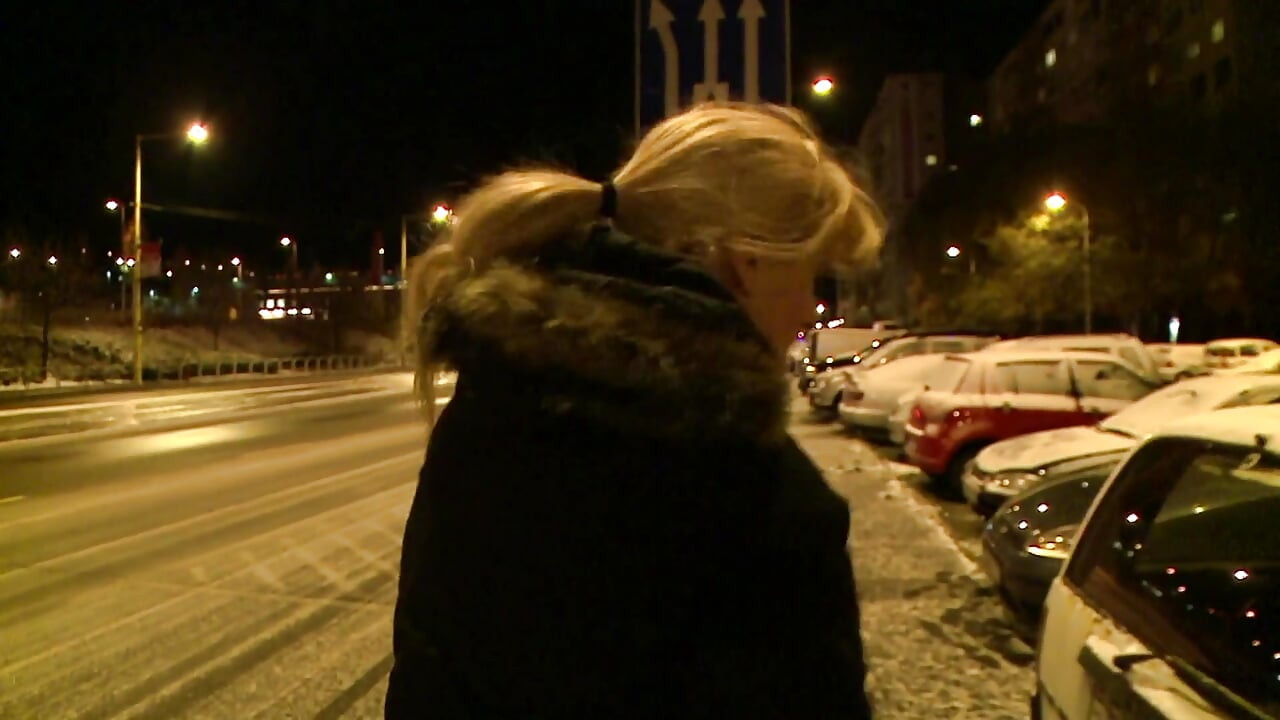 सेक्सी कामुक सुनहरे बालों वाली घर के बाहर पीओवी में उसका लंड चूसती है