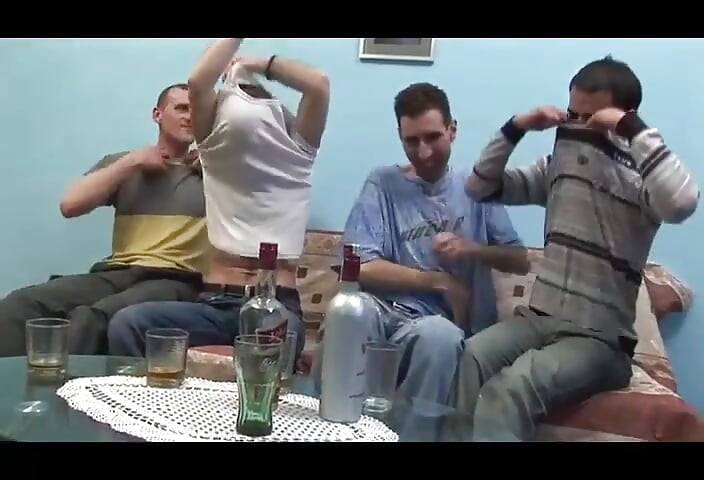 Гейский анальный оргазм на вечеринке вчетвером