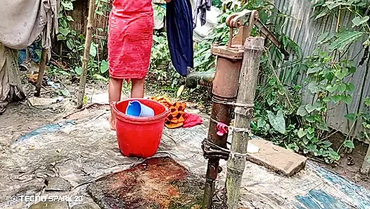 Убывает на улице в ванне в чистом поле