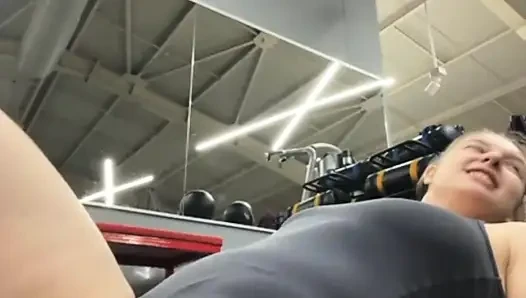 İri güzel seksi kız jucielussie spor salonunda eğitim alıyor