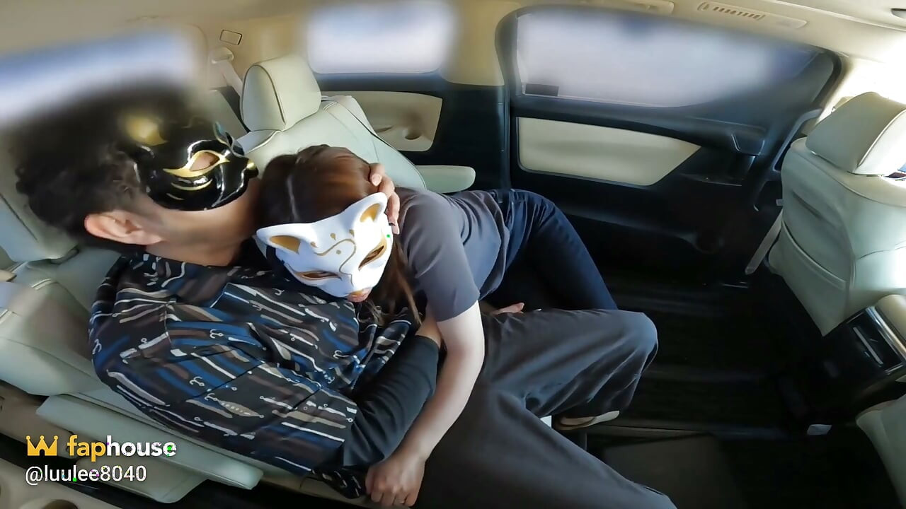 Une femme mariée est excitée par son mari et a des rapports sexuels en voiture