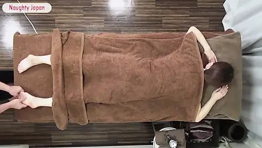 Yorgun bekar anne uzun günlerinin ağırlığını eritmek için güçlü, rahatlatıcı bir masaj istiyor - bölüm 1