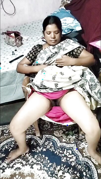 Desi lifting Sari to open pussy