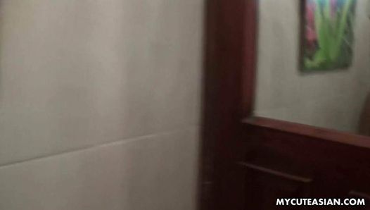 Seksowna brunetka azjatycka laska wygłupia się z aparatem