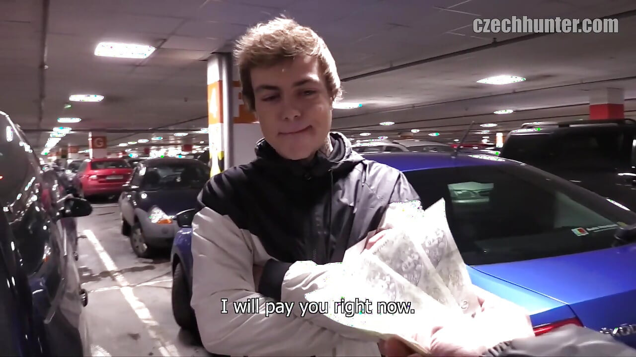 Twink Pop - Pemburu Czech berotot melekatkan twink langsing ke dalam blowjob kereta selesai dengan dubur tanpa kondom