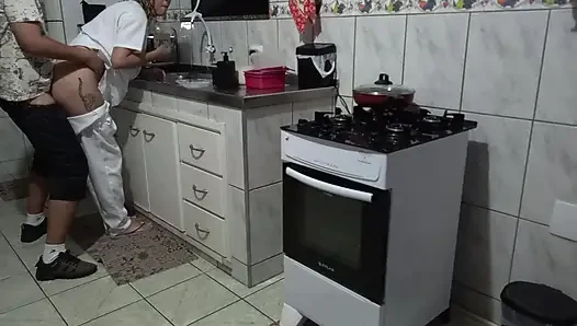 Hizmetçi bulaşık yıkarken götünü kullandırıyor.