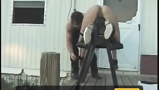 Brunette sub menggosok memeknya saat berbaring di tempat tidur