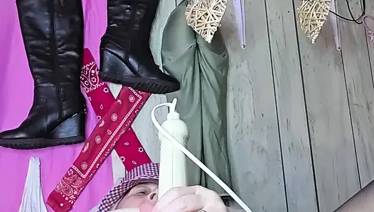 Yüksek topuklu fahişe mağazada 12 tarafından sikiliyor